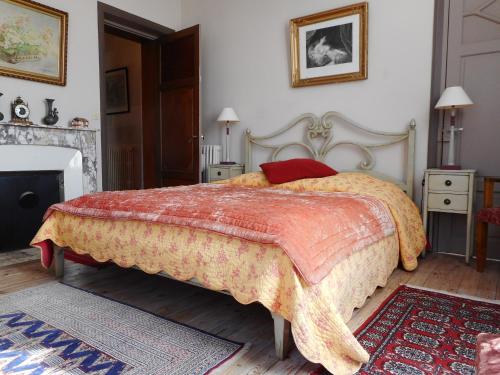 A bed or beds in a room at Villa Helianthe