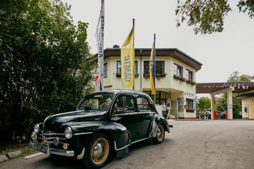 an old black car parked in front of a building at Donaupark Camping Tulln in Tulln