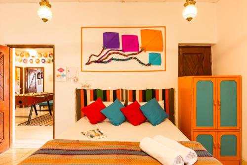 Ein Bett oder Betten in einem Zimmer der Unterkunft goSTOPS Lite Varanasi