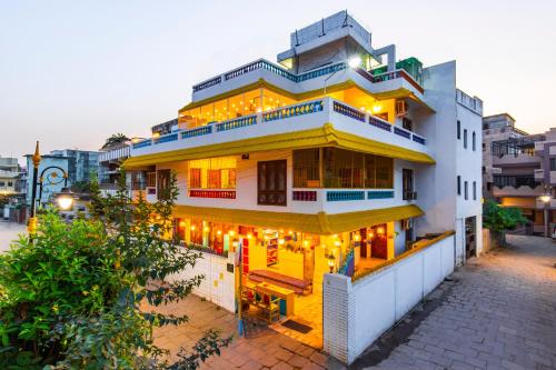 ein Gebäude mit Lichtern an der Seite in der Unterkunft goSTOPS Lite Varanasi in Varanasi