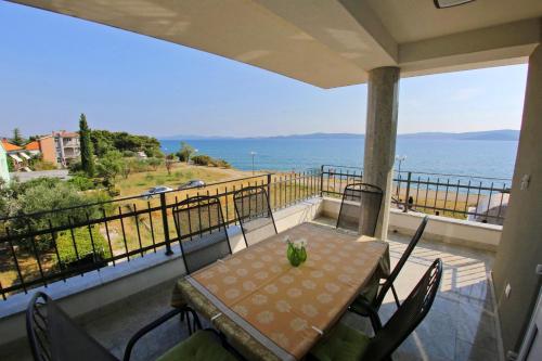 una mesa y sillas en un balcón con vistas al océano en Lila Apartments, en Zadar