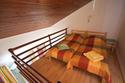 - une chambre avec un lit et une couverture colorée dans l'établissement FKK-Feriendorf Village naturiste Club Corsicana, à Linguizzetta