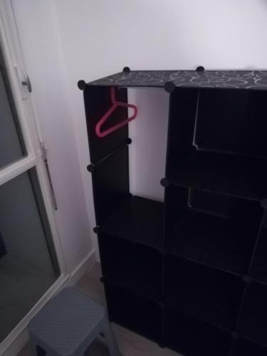 a black dresser with a red arrow on top of it at A 20 minutes de Paris in Sarcelles