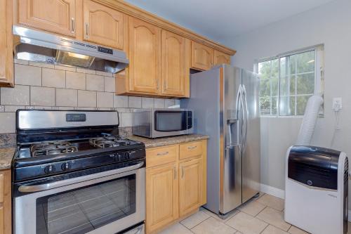 Кухня или мини-кухня в Cozy 2BD House, Minutes From FB and Stanford Univ! Home
