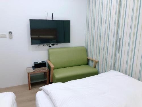 TV a/nebo společenská místnost v ubytování Penghu Little Apple B&B