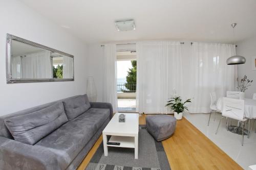 sala de estar con sofá y mesa en Lila Apartments, en Zadar
