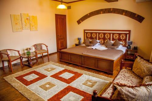 1 dormitorio con cama, sofá y mesa en Platan, en Samarkand