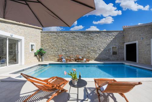 Bazén v ubytování Villa Granar ZadarVillas nebo v jeho okolí