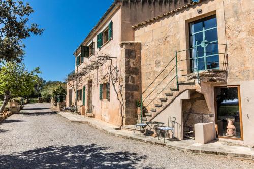 an empty street in front of a building at Finca Agroturismo Sa Cova den Borino in Campos