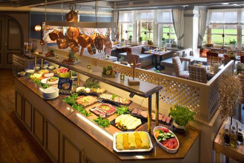 una linea a buffet con molti tipi diversi di cibo di Das Seela Braunschweig a Braunschweig
