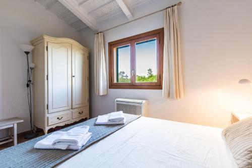 a bedroom with a bed and a window at Finca Agroturismo Sa Cova den Borino in Campos