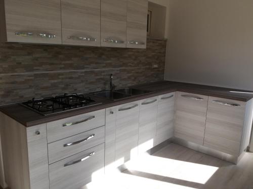 サンタンティーオコにあるCasa Vacanze La Pintaderaのシンクとコンロのあるキッチン