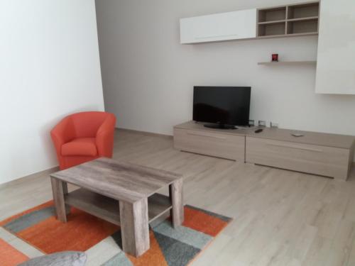 サンタンティーオコにあるCasa Vacanze La Pintaderaのリビングルーム(テーブル、椅子、テレビ付)