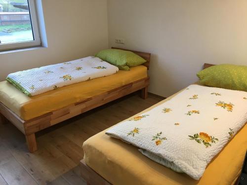 Postel nebo postele na pokoji v ubytování Ferienwohung Hirsch