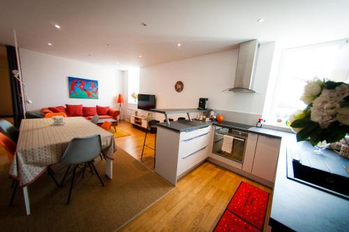 Il comprend une cuisine et un salon avec une table. dans l'établissement Le Massilia, à Vichy