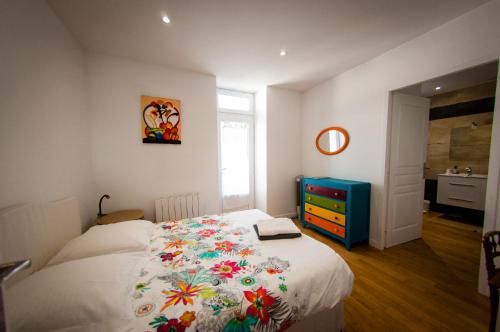 ヴィシーにあるLe Massiliaのベッドルーム1室(ベッド1台、青いドレッサー付)