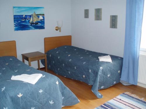 um quarto de hotel com duas camas e uma janela em Havsbandet Pensionat em Eckerö