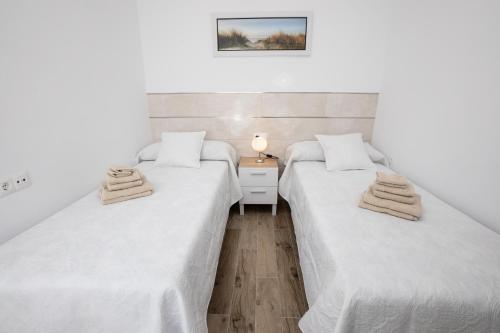 מיטה או מיטות בחדר ב-Apartamento Nerja Medina