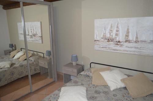 レイタニにあるFVD Appartamentiのベッドルーム(ベッド1台、鏡付)