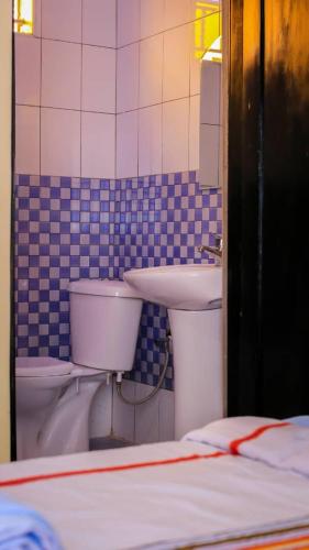 エンテベにあるMangalita Lodges Entebbeの洗面台とトイレ付きのバスルーム