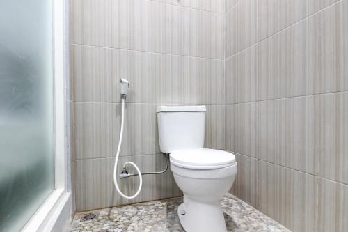 Ένα μπάνιο στο RedDoorz near Graha Saba UGM
