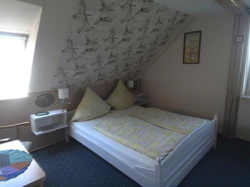 En eller flere senge i et værelse på Gästehaus Hemmerdeich-alte Schule