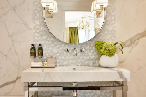 a bathroom with a sink and a mirror at Hotel Estheréa in Amsterdam