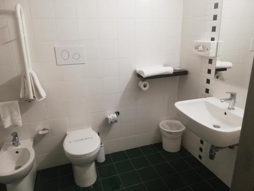 a small bathroom with a toilet and a sink at Ibis Styles Palermo Cristal in Palermo