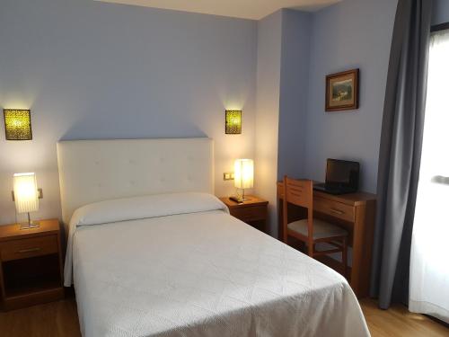 Posteľ alebo postele v izbe v ubytovaní HOSTAL CAMELOT