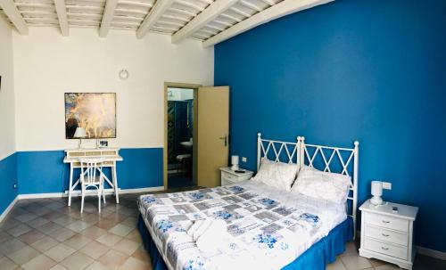 una camera blu con letto e scrivania di Asmara 10 a Trapani