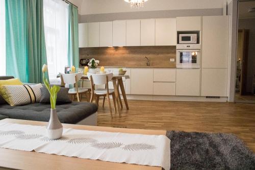 Melorell apartment في بارنو: غرفة معيشة مع أريكة وطاولة ومطبخ