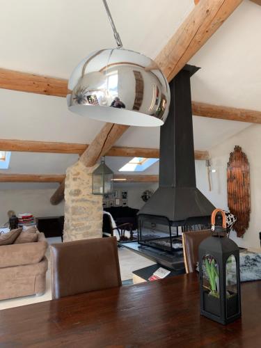 d'un salon avec une cheminée et un lustre. dans l'établissement Bergerie Truphemus de Savoillan, à Savoillan