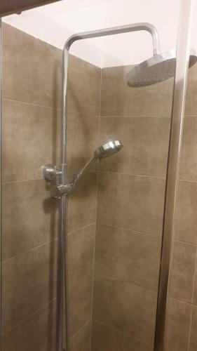 リバマルにあるVilla Patrocinioの浴室のシャワーヘッド付きシャワー