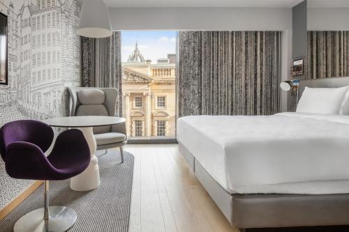 Кровать или кровати в номере Radisson Collection Hotel, Royal Mile Edinburgh