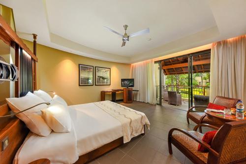 Кровать или кровати в номере Trou aux Biches Beachcomber Golf Resort & Spa