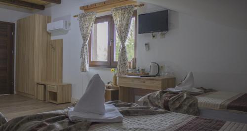 ein Hotelzimmer mit 2 Betten und einem Fenster in der Unterkunft Resort Big House Plitvička jezera in Ličko Petrovo Selo