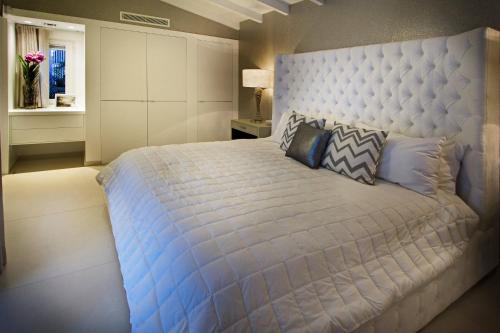Ein Bett oder Betten in einem Zimmer der Unterkunft Dream Villa Terres Basses 557