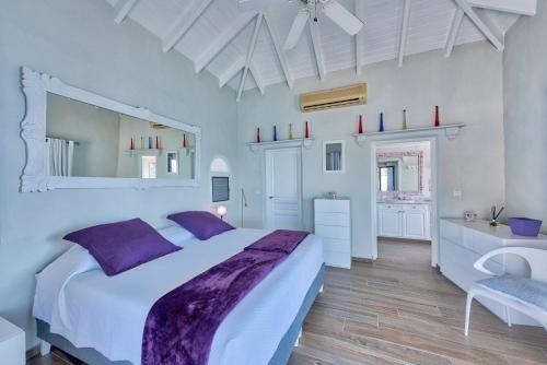 Dream Villa Terres Basses 564房間的床