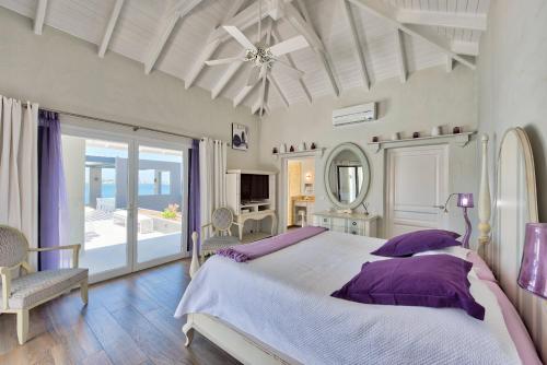 1 dormitorio con 1 cama grande y balcón en Dream Villa Terres Basses 564, en Les Terres Basses