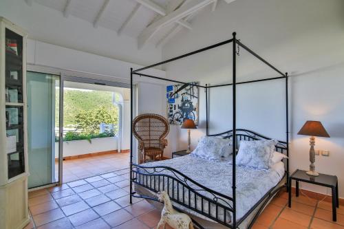 Dream Villa Anse Marcel 546房間的床