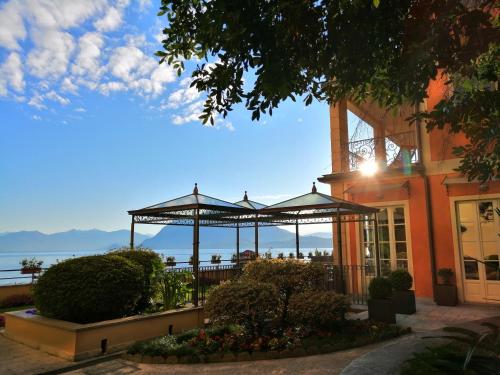 a building with a gazebo in front of it at Hotel Residence La Luna Nel Porto in Stresa