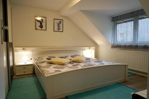 Un pat sau paturi într-o cameră la Apartma Eržen