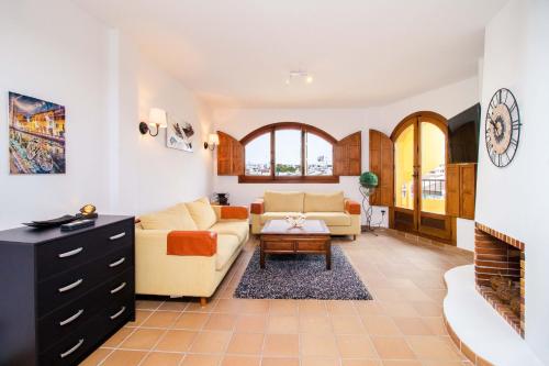 ein Wohnzimmer mit einem Sofa und einem Tisch in der Unterkunft Espanatour PANORAMA PARK in Torrevieja