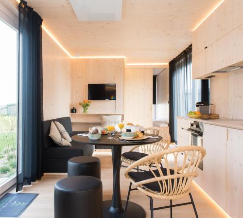 uma cozinha e sala de estar com mesa e cadeiras em Fields of Ellis em Middelkerke