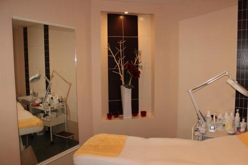 a hospital room with a bed and a mirror at Villa Jagdhaus in Wernigerode