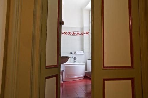 a bathroom with a tub and a sink and a toilet at Hotel La Luna in Lucca
