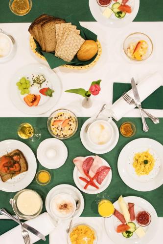 Hotel Restaurant Waldlust في هاغين: طاولة عليها أطباق من الطعام