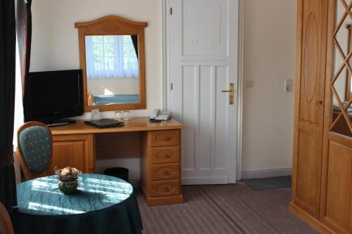 a room with a desk with a computer and a mirror at Villa Jagdhaus in Wernigerode