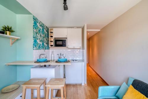 une cuisine et un salon avec un canapé et une table dans l'établissement HONORÊ - Suite Carnot, à Lyon