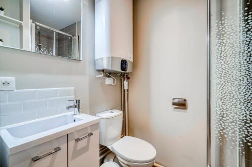 ein Bad mit einem WC, einem Waschbecken und einer Dusche in der Unterkunft HONORÊ - Suite Carnot in Lyon
